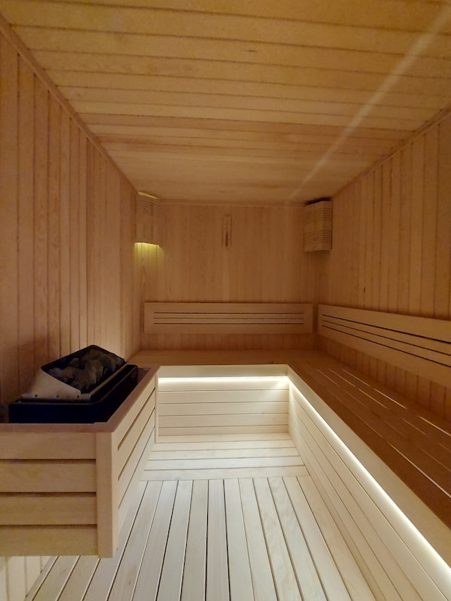 An empty sauna for Tony Robbins